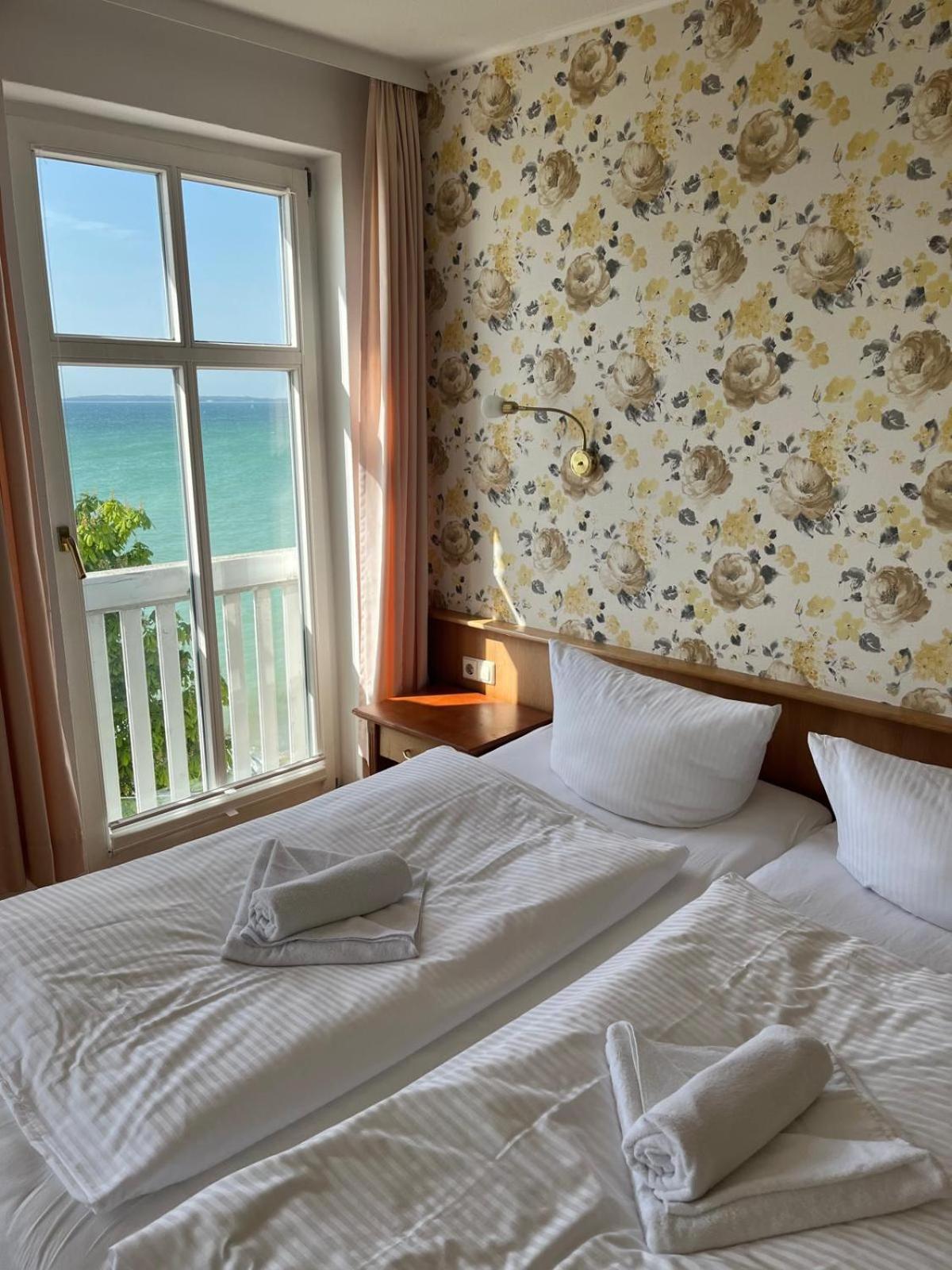 Faehrblick - Pension Direkt Am Wasser Sassnitz Exterior foto